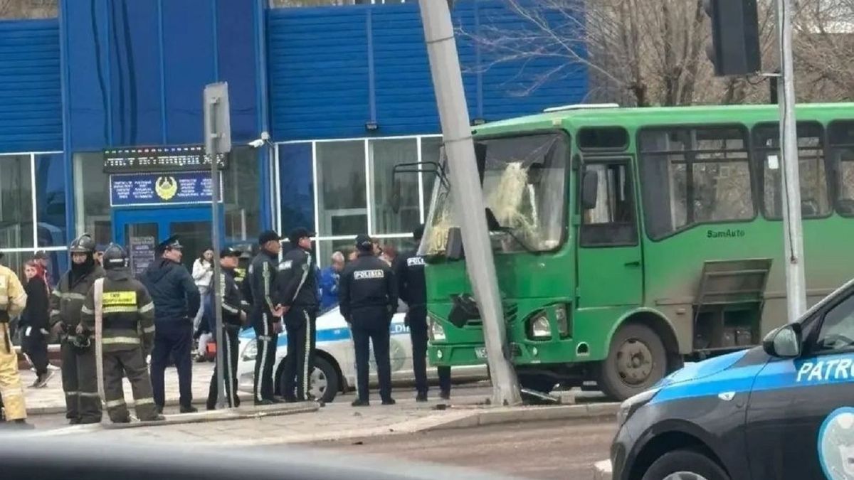 Автобус врезался в столб