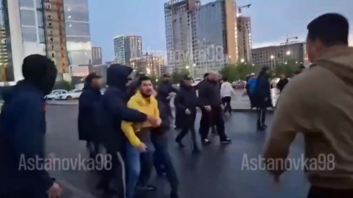 Стычка фанатов футбольных команд Стычка фанатов футбольных команд
