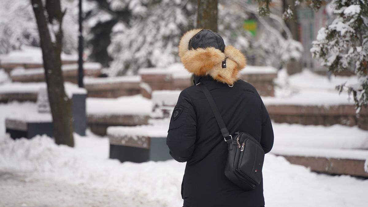 Парень идет по улице