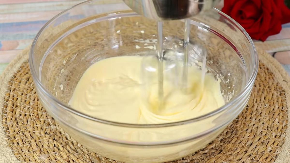 Желтки взбивают миксером в стеклянной емкости