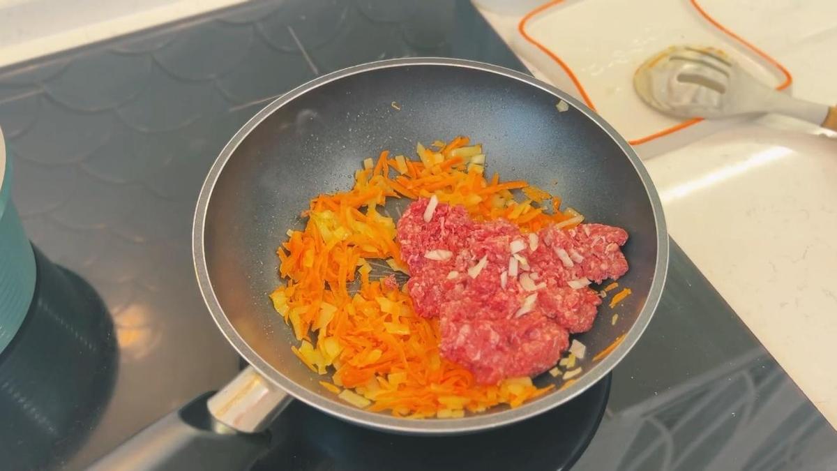 Овощи и фарш на сковороде