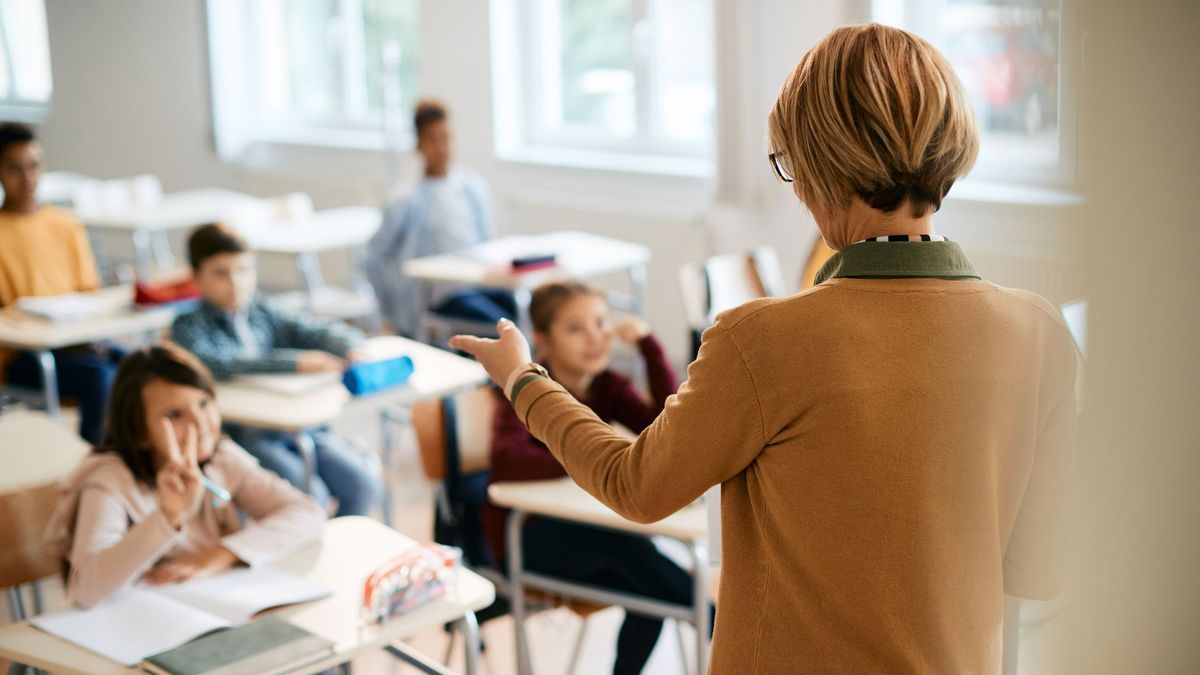Учитель в классе