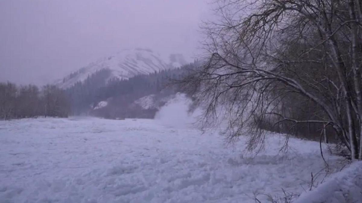 Спасатели взорвали лед на реке