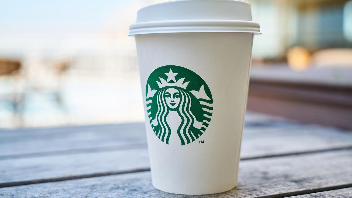 Стаканчик Starbucks на столе