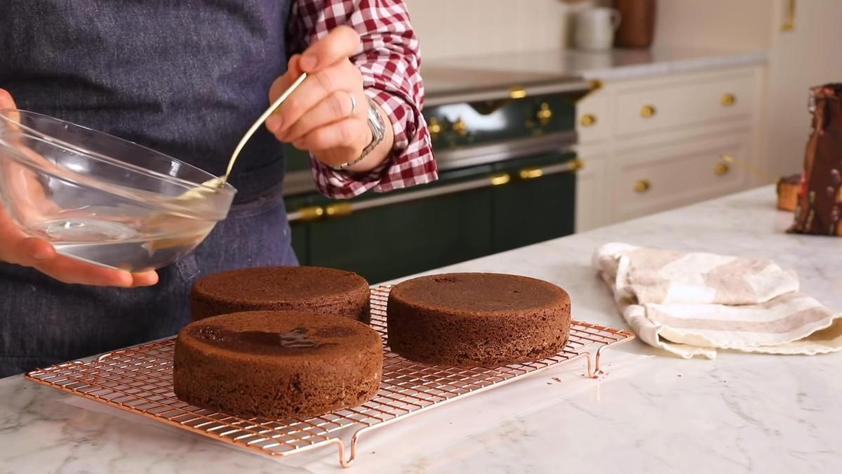 Шоколадные бисквиты на решетке поливают сиропом