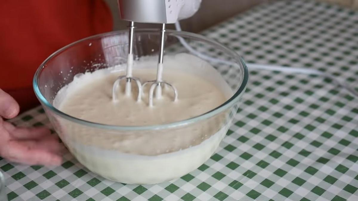 Яйца и сахар взбивают миксером