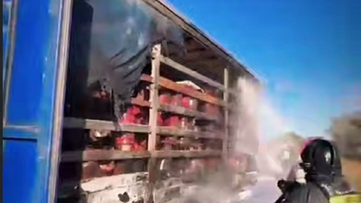 Пожарные тушат пожар