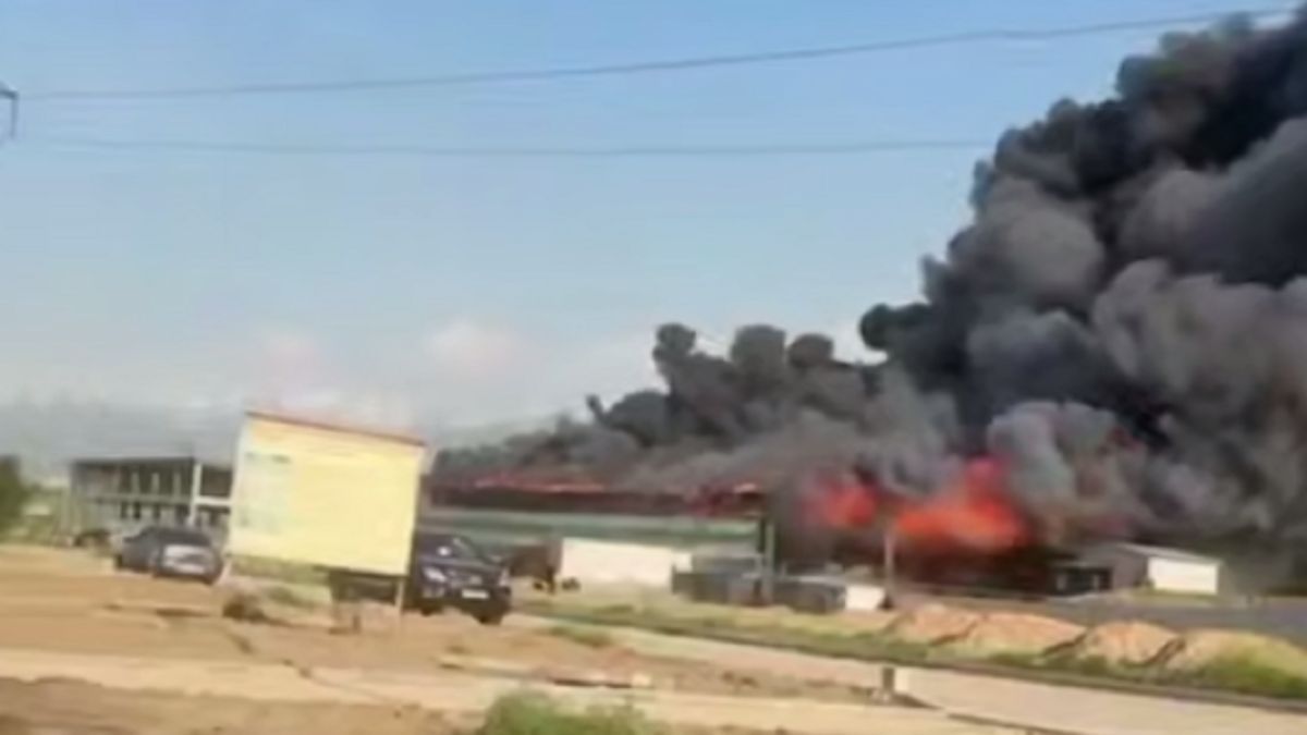 Пожарные тушат пожар