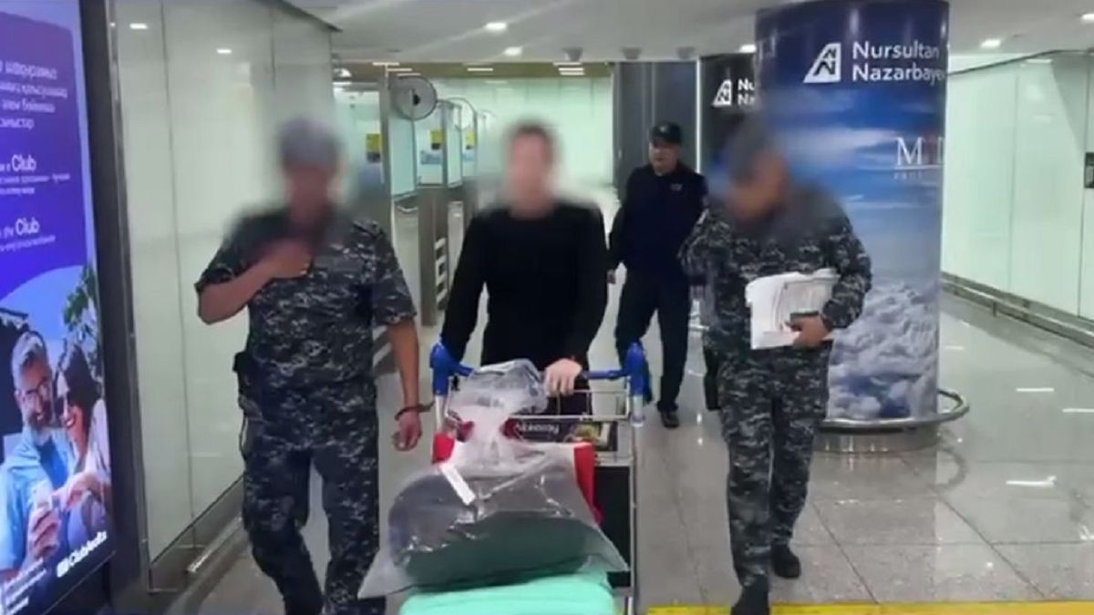 Задержанного ведут стражи порядка