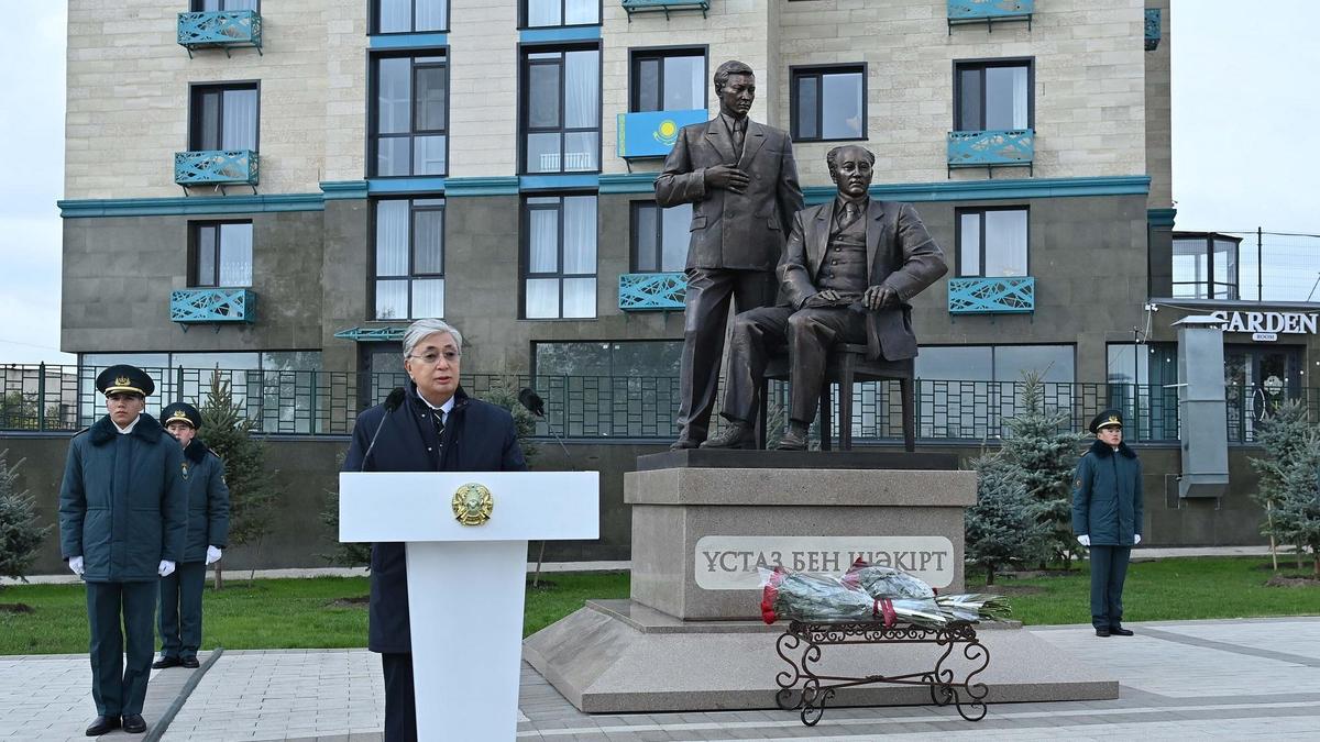 Мұхтар Әуезов пен Қайым Мұхамедхановқа арналған ескерткіштің ашылу салтанаты