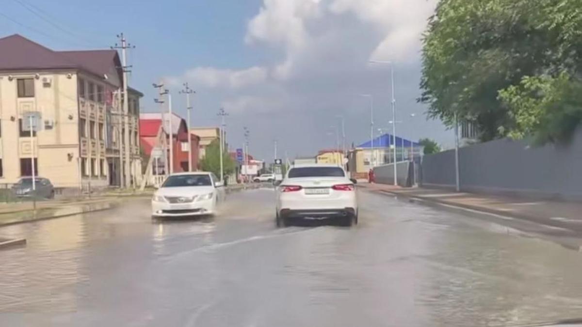Затопленная улица в Атырау Затопленная улица в Атырау