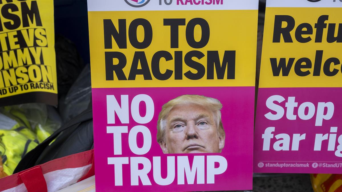 Плакат "Нет расизму" с изображением Дональда Трампа Плакат "Нет расизму" с изображением Дональда Трампа