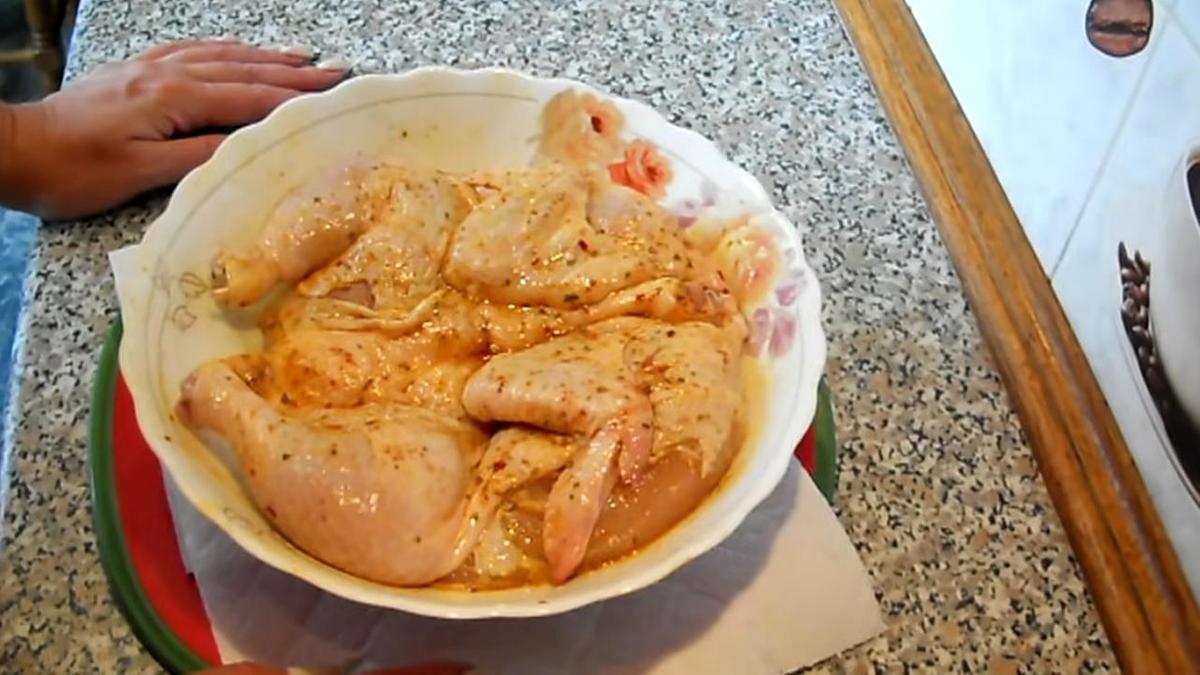 Цыпленок в специях в глубокой тарелке