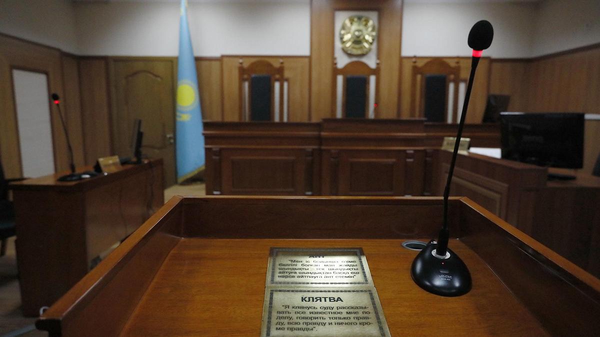 Вид на зал суда с трибуны свидетеля Вид на зал суда с трибуны свидетеля