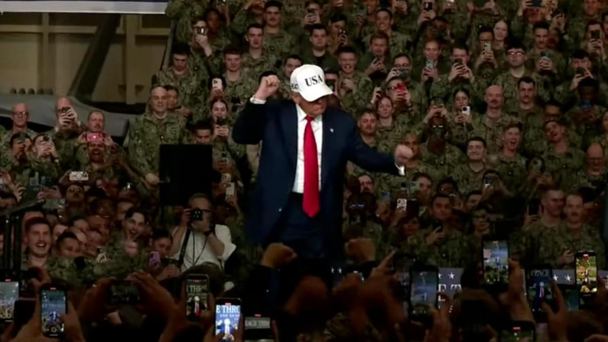 Трамп станцевал перед военными