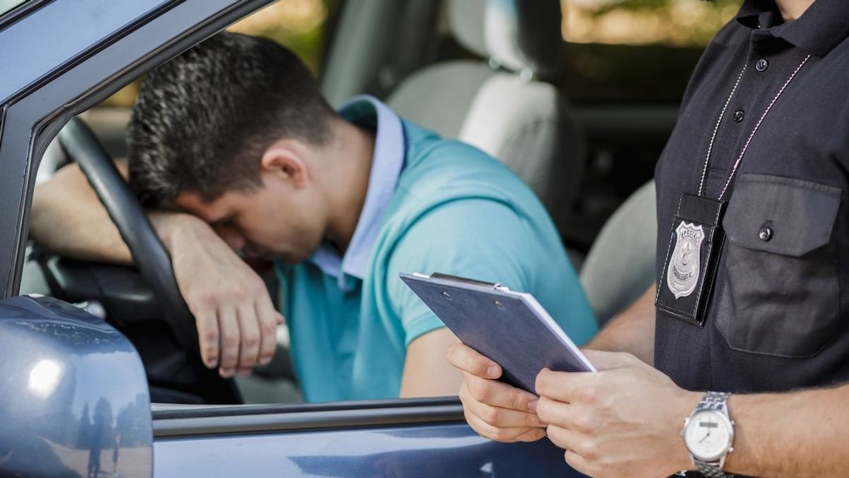 Полицейский выписывает штраф