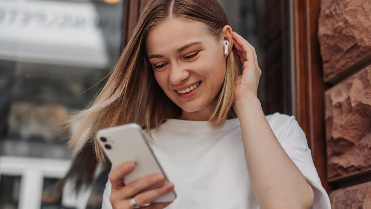 Девушка слушает музыку через AirPods