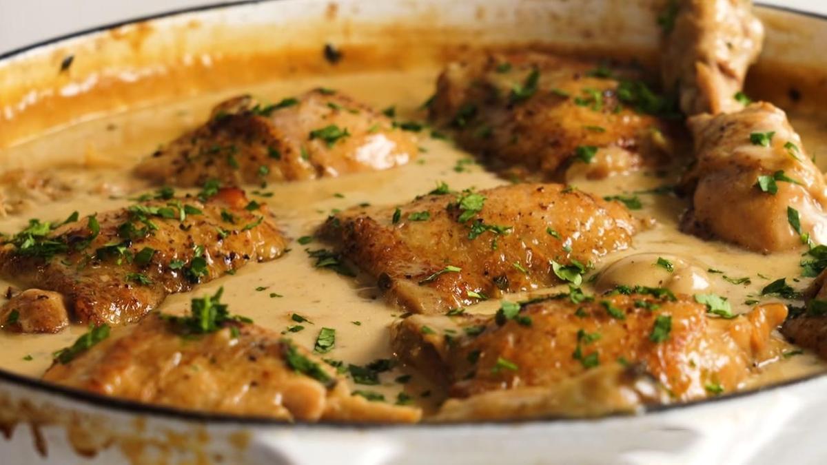 Фрикасе из курицы, посыпанное петрушкой