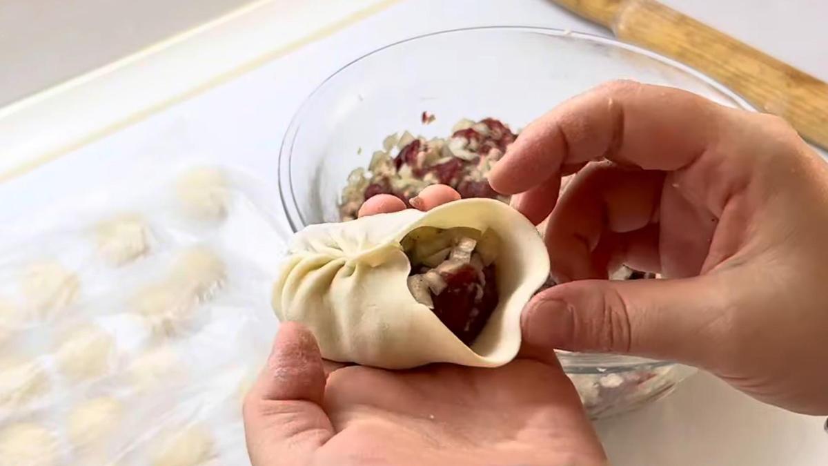 Внутри теста мясная начинка
