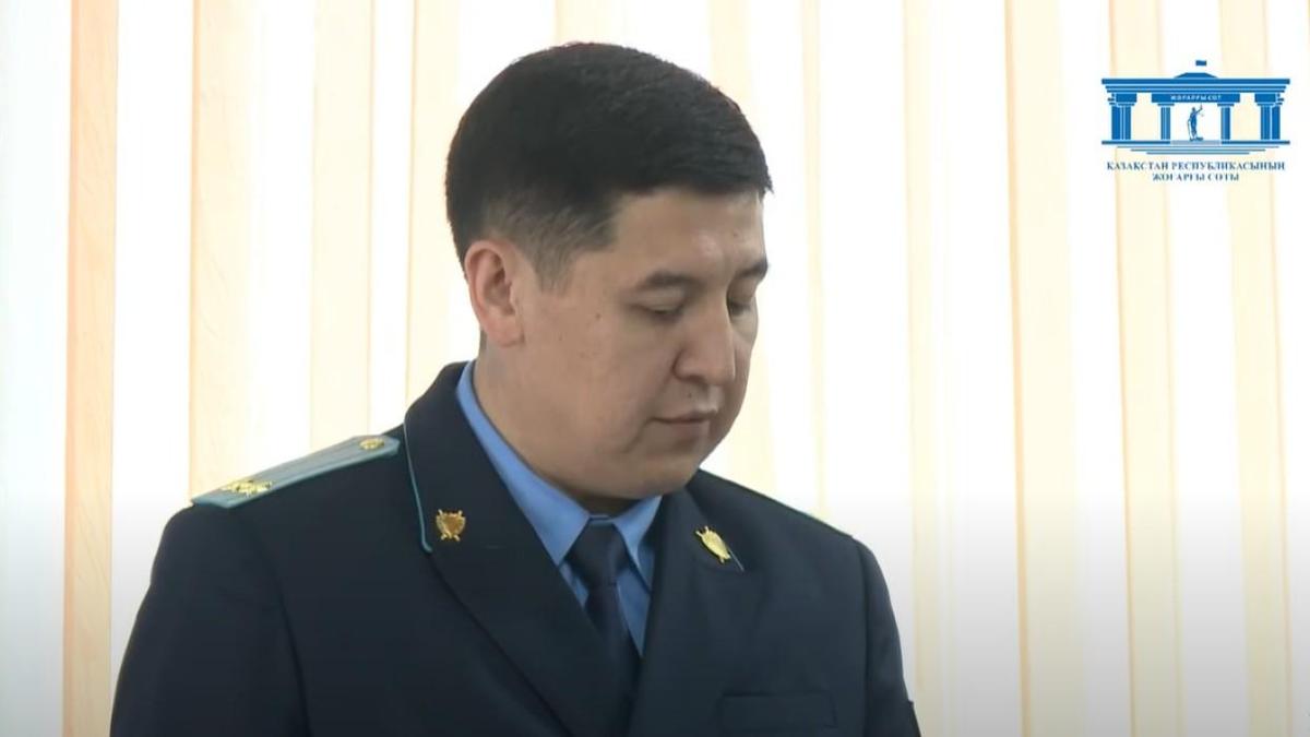Прокурор зачитывает обвинение Прокурор зачитывает обвинение