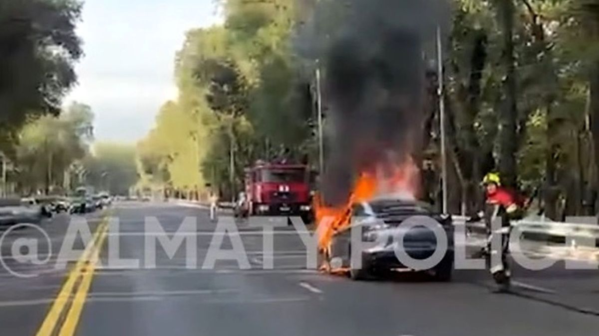 Авто горит в Алматы