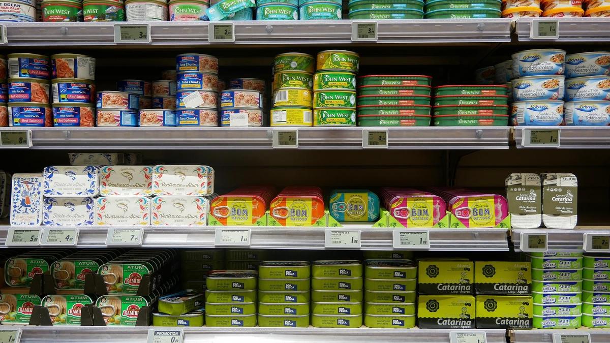 Полка в магазине с консервированными продуктами