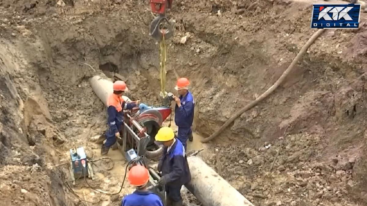 Рабочие возле водопроводной трубы