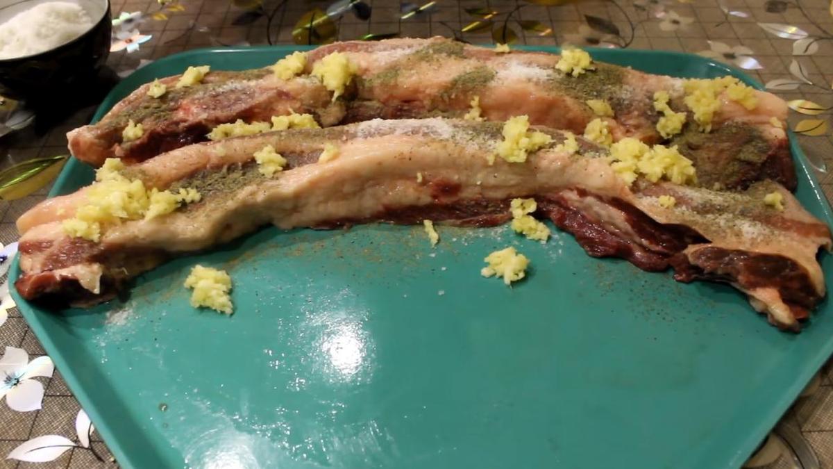 Сдобренное приправами мясо