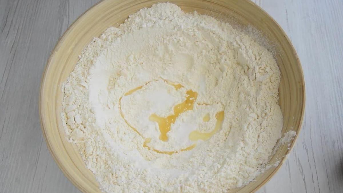 Масло на фоне муки