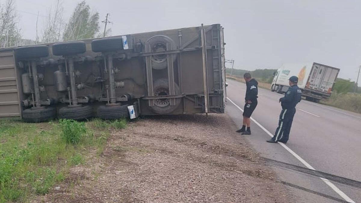 Перевернутая фура на трассе в СКО