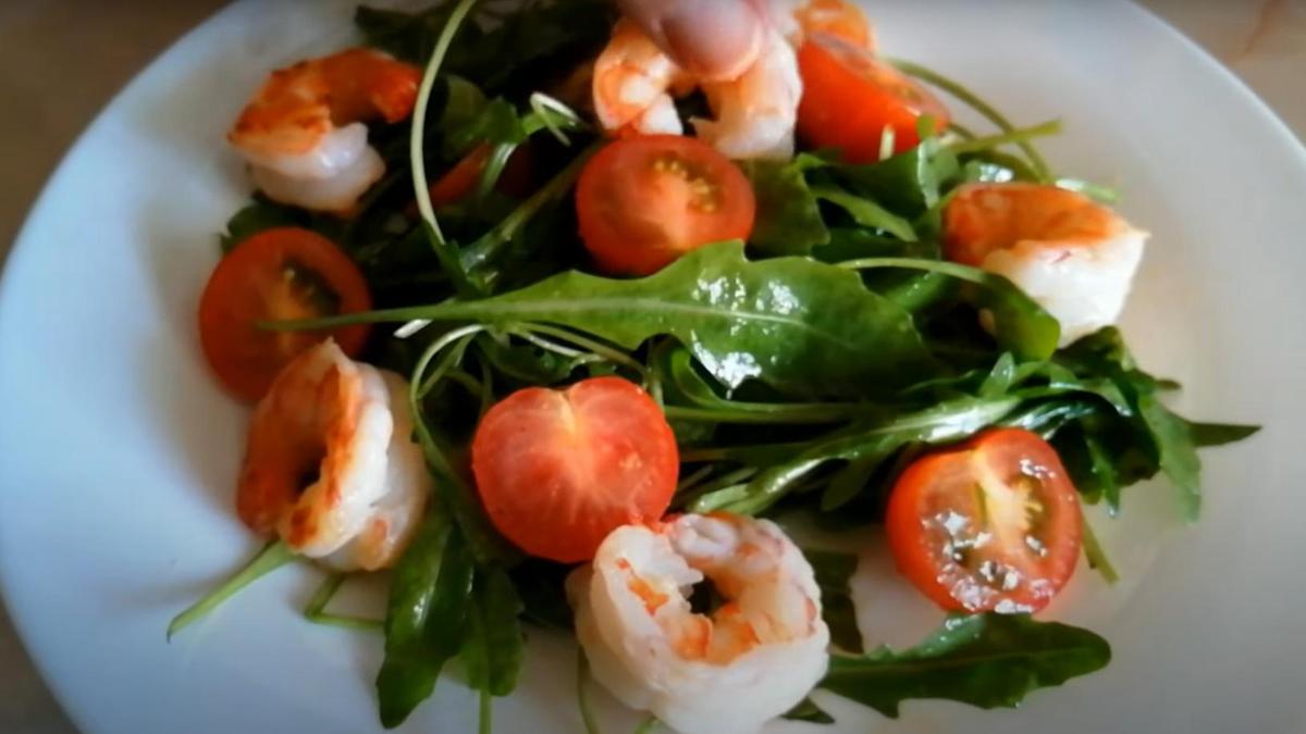 На основу выкладывают креветки