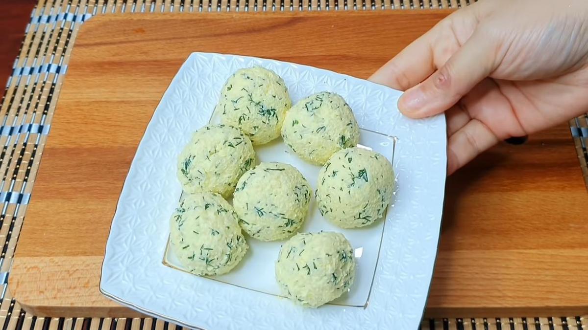 На тарелке шарики из яично-сырной массы