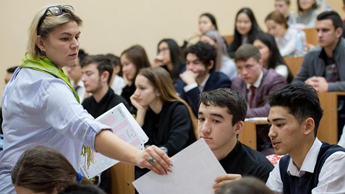 Студенты и преподаватель