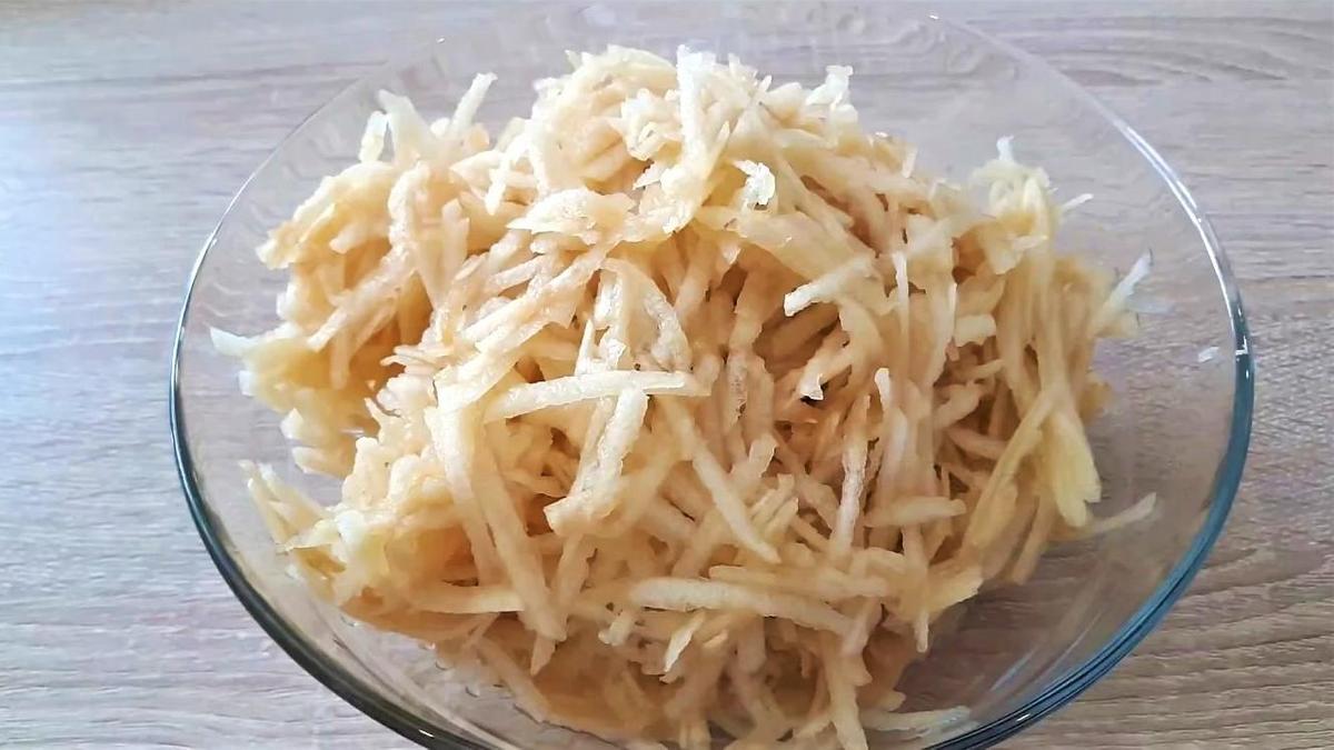Крупно натертые яблоки