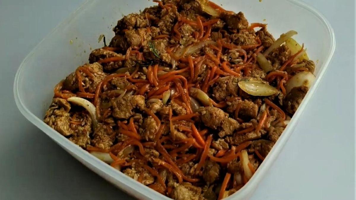 Уложенный в контейнер салат