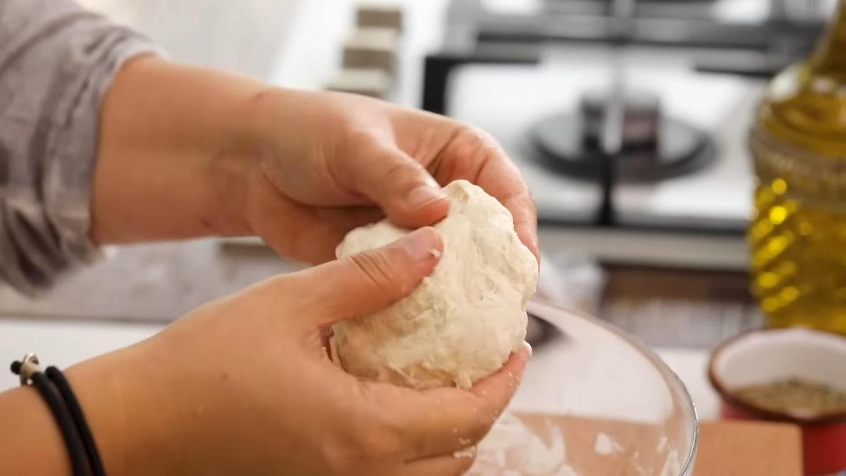 Тесто месят руками
