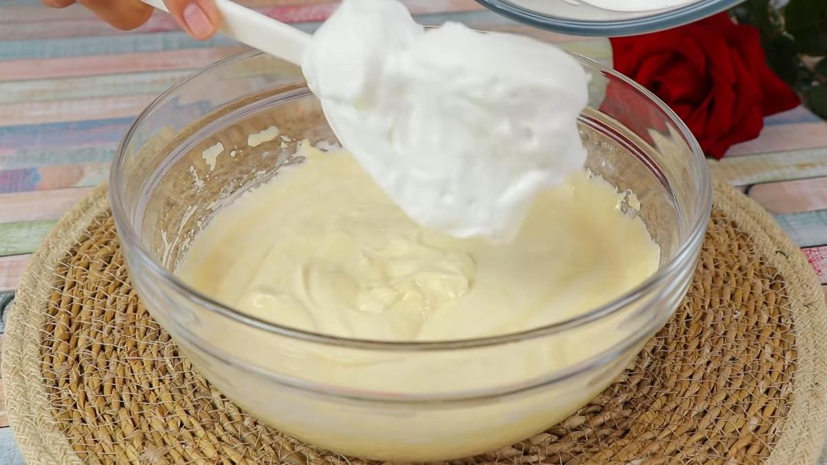 Добавление взбитых белков в тесто