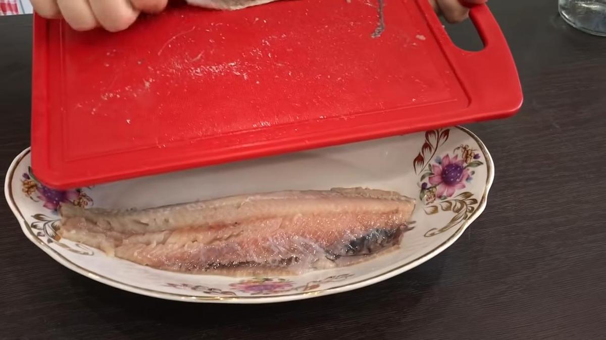 Филе сельди на тарелке