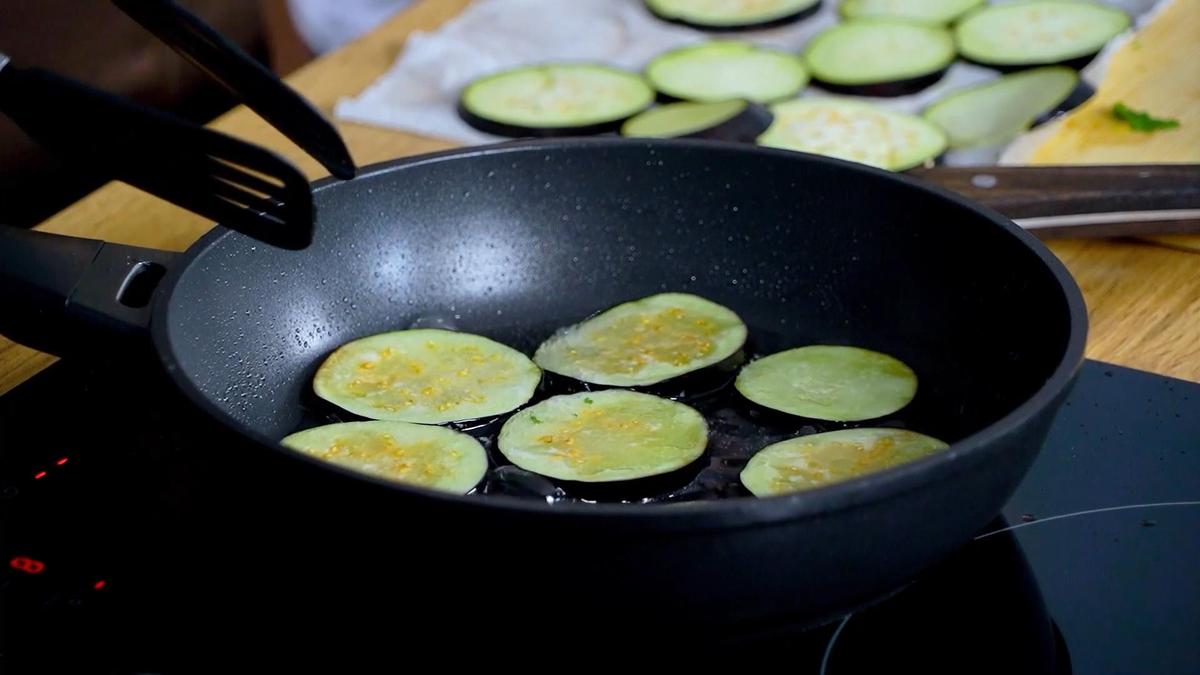 Кружочки баклажанов обжаривают на сковороде