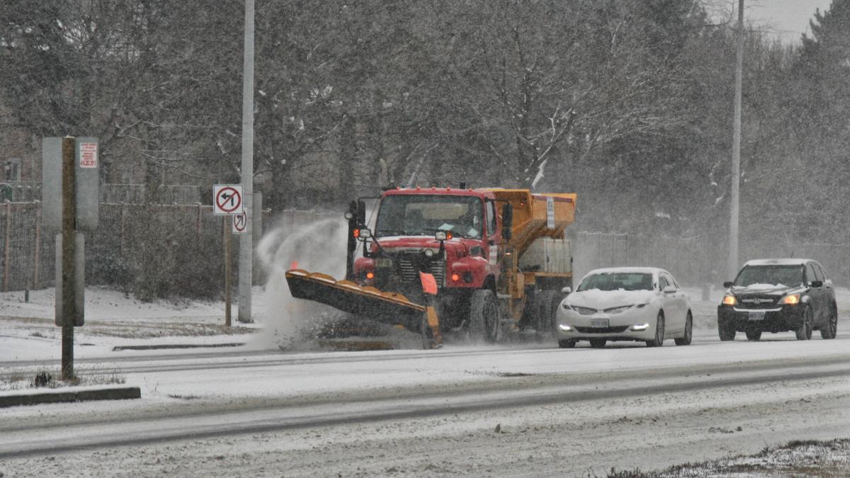Более 70 чиновников оштрафовали за плохую очистку дорог от снега в Алматинской области