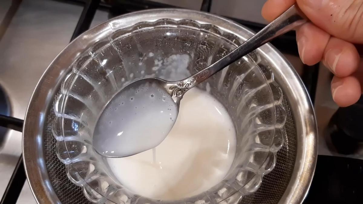 Желатин в пиале на водяной бане размешивают ложкой