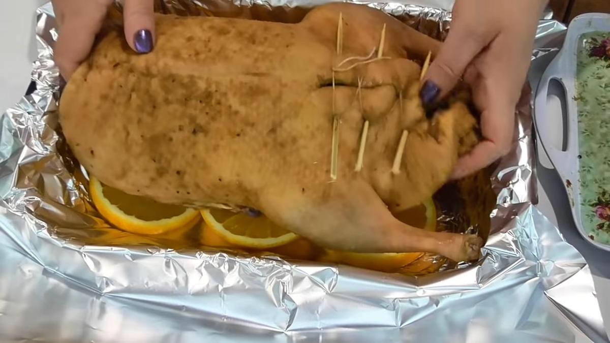 Фаршированная утка на апельсинах в форме для запекания