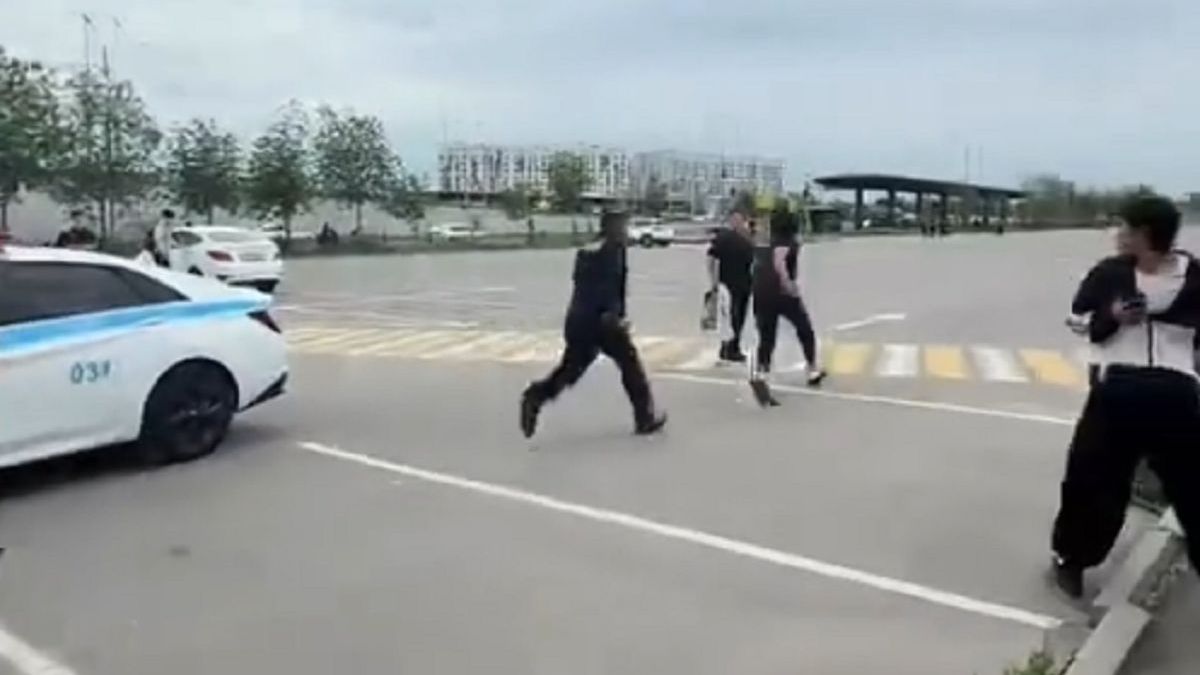 Подростки убегают от полицейского в Алматы