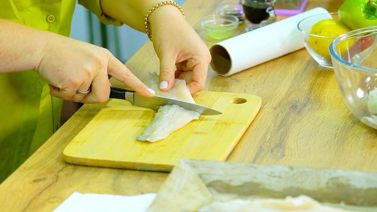 Нарезка филе судака на разделочной доске