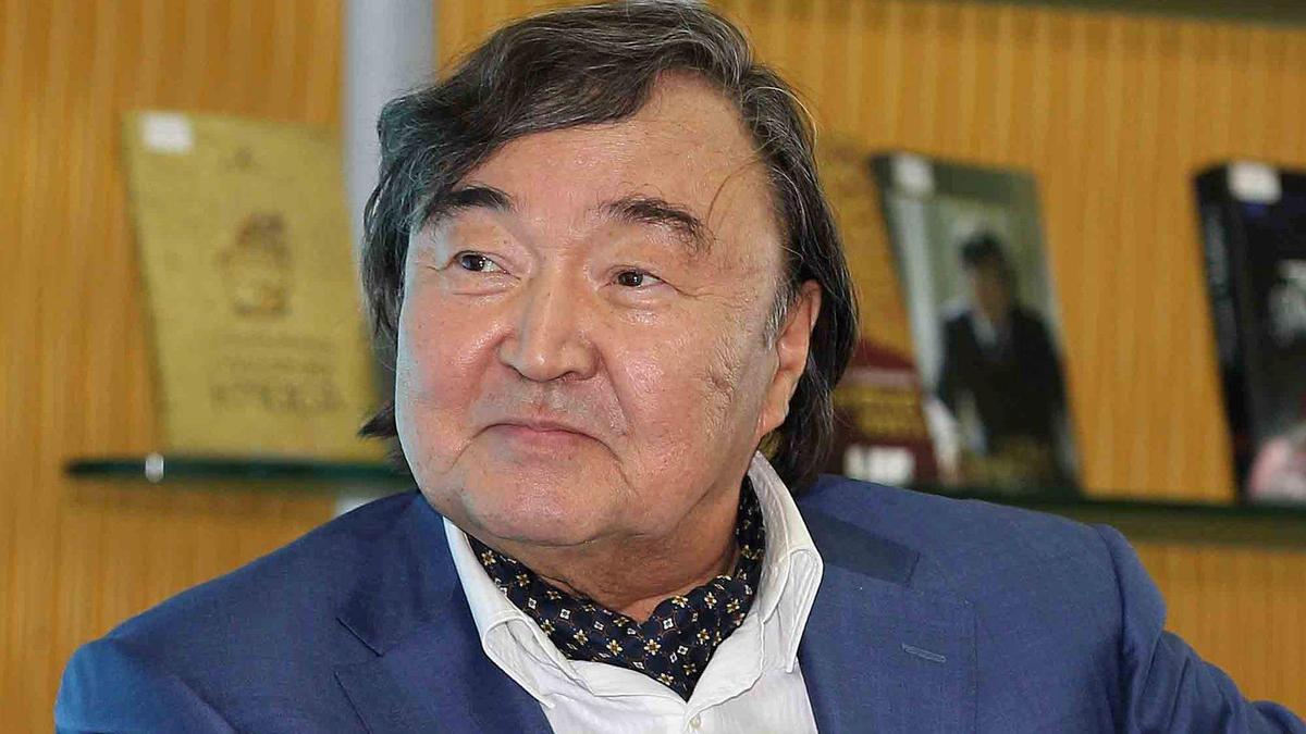 Олжас Сүлейменов Олжас Сүлейменов