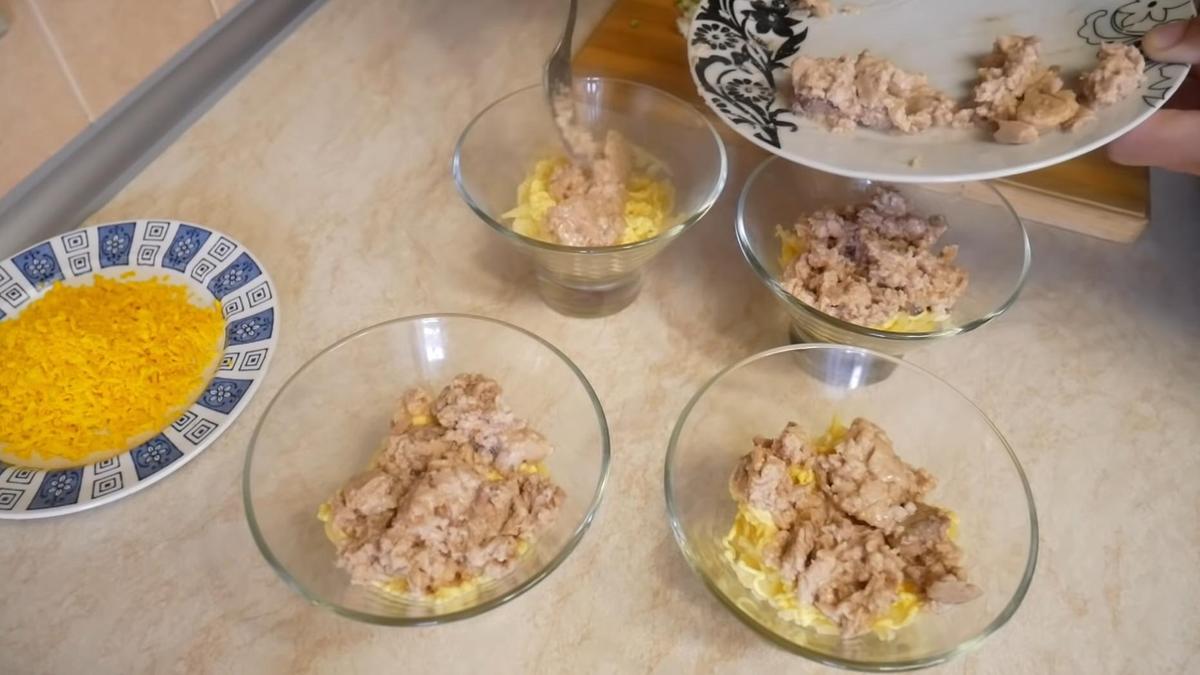 Печень трески раскладывают по креманкам
