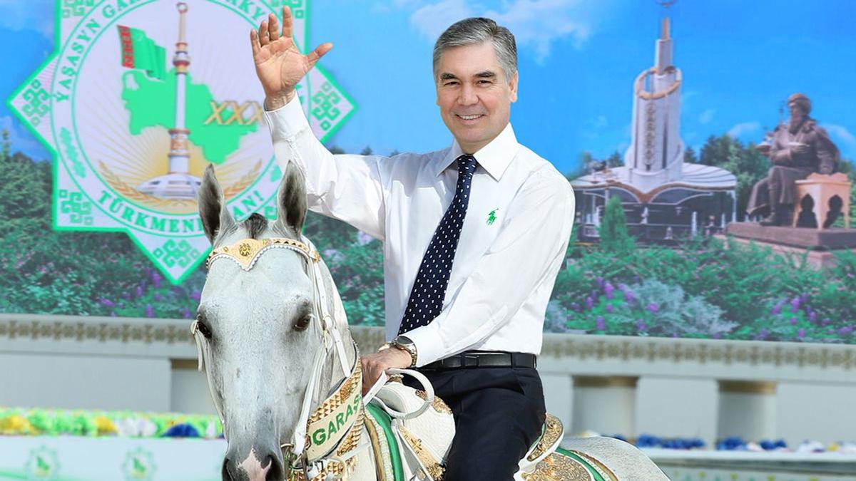 Президент Туркменистана проскакал на белом коне на параде в Ашхабаде