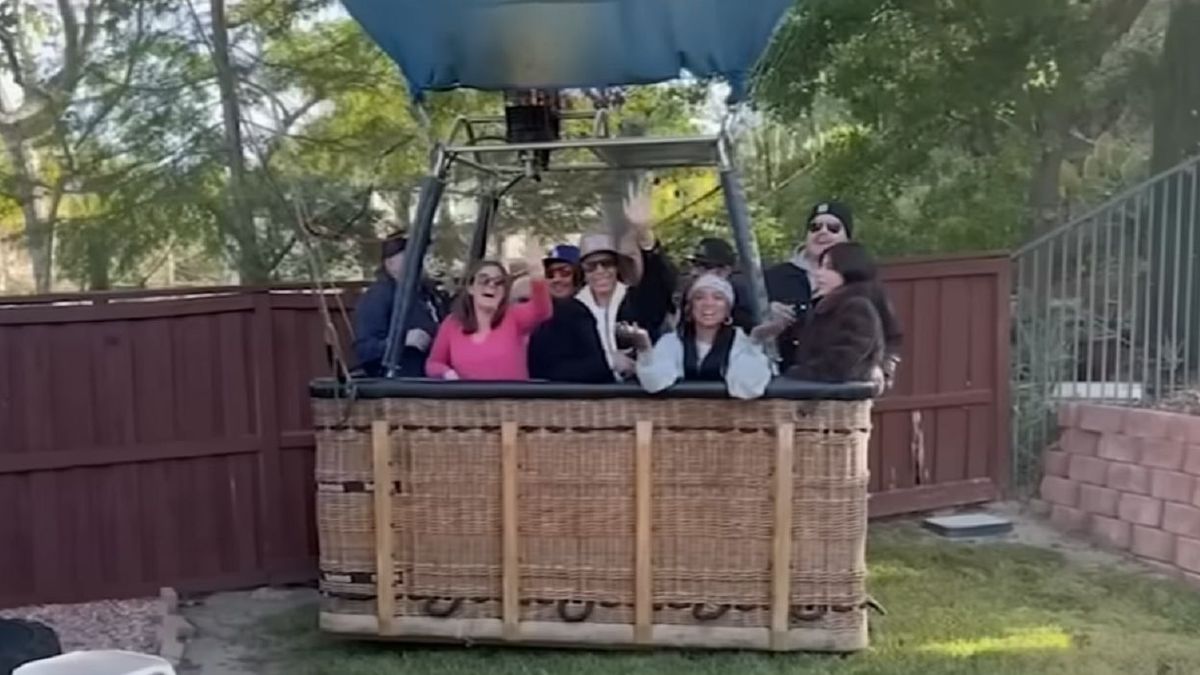 Воздушный шар приземлился во двор американца