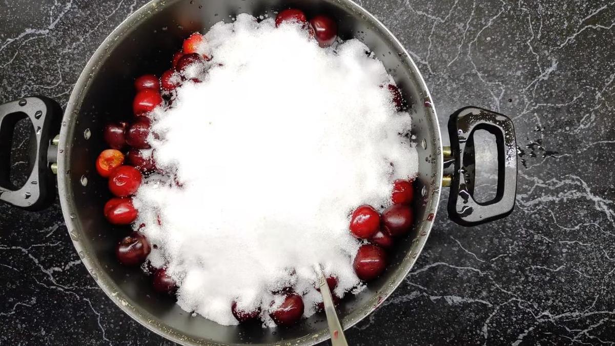 Черешня в кастрюле с сахаром