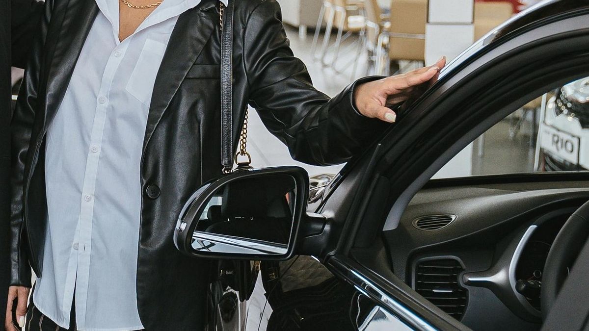 Женщина возле авто